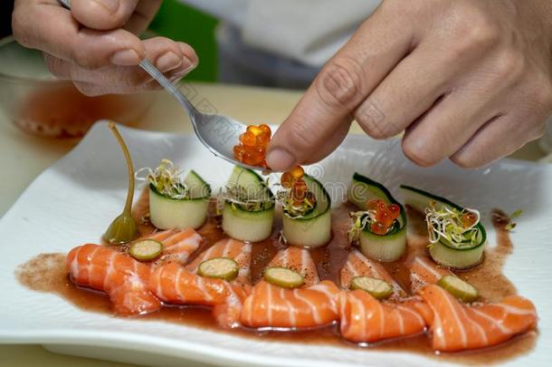 日本人厨师制造寿司在饭店.