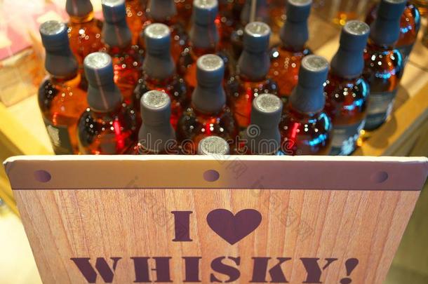 我爱威士忌酒符号和威士忌酒瓶子