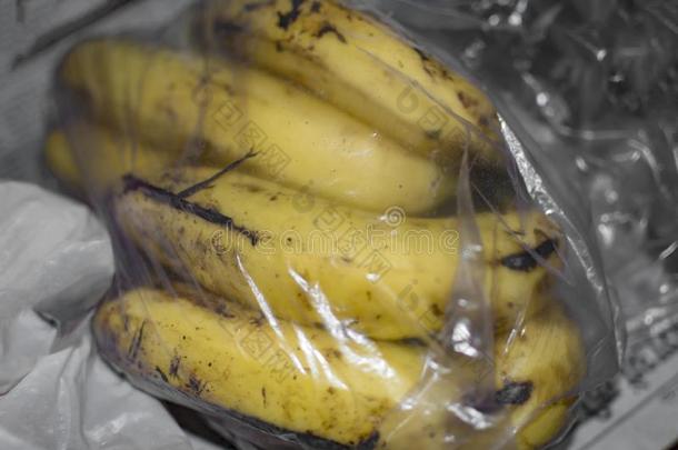 香蕉有包装的和透明的塑料制品纸