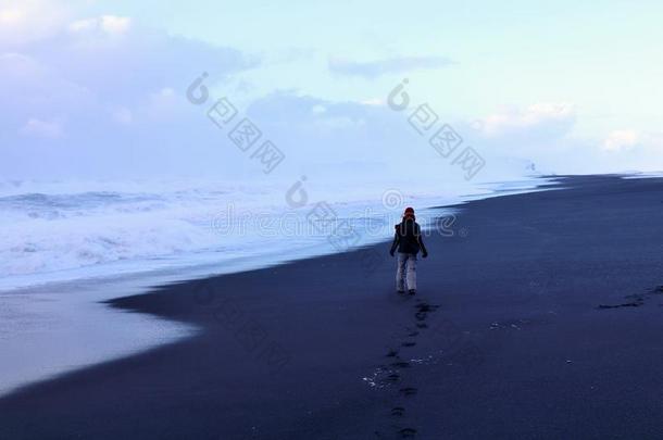 雷尼丝菲哈拉海滩采用冰岛和一旅行者