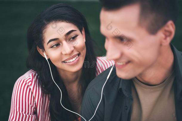 好奇的女人收听的向指已提到的人歌曲和有样子的在她男朋友