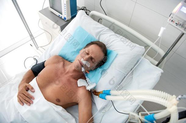 中部老年的男人向<strong>呼吸机</strong>器睡眠采用医院床audiofrequency音频