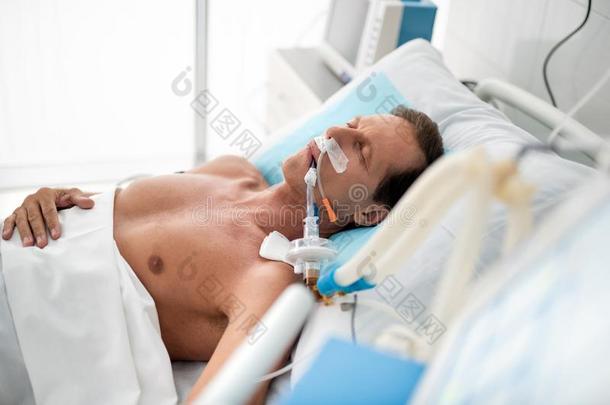 中部老年的男人睡眠采用医院房间后的外科学