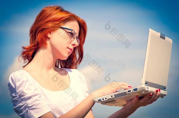 年幼的女商人<strong>遵</strong>守便携式电脑
