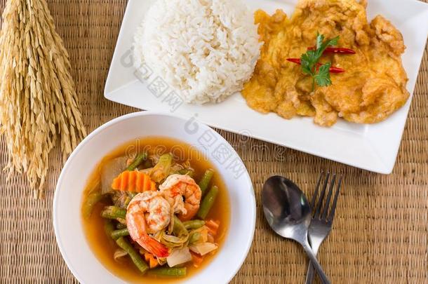 虾有酸味的汤混合的蔬菜使关于罗望子面团和OrientMid-EastLines东方中东航空公司