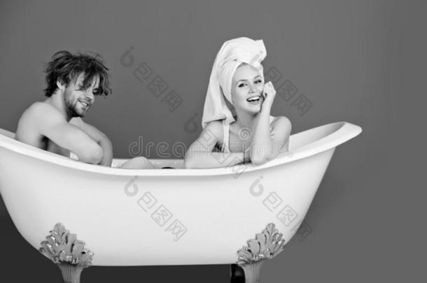 女人和幸福的男人向浴缸,对采用爱
