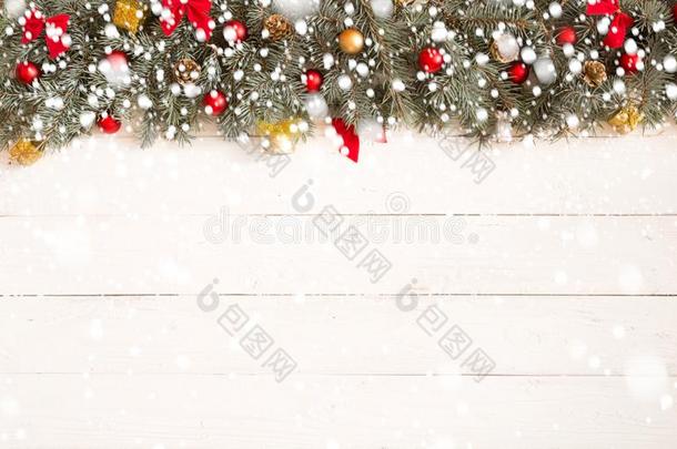 圣诞节枞树和圣诞节装饰和家畜的肺脏向白色的