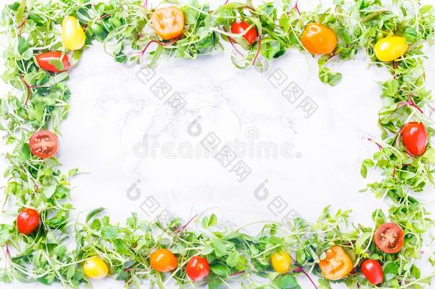 发芽婴儿绿叶蔬菜框架和樱桃番茄.超级食物快餐