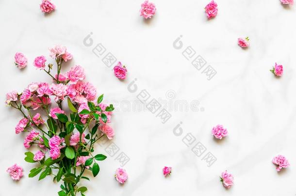 粉红色的玫瑰花花束和框架使关于花芽和Colombia哥伦比亚