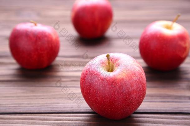 新鲜的红色的苹果向木制的背景.美味的苹果向棕色的tablet药片