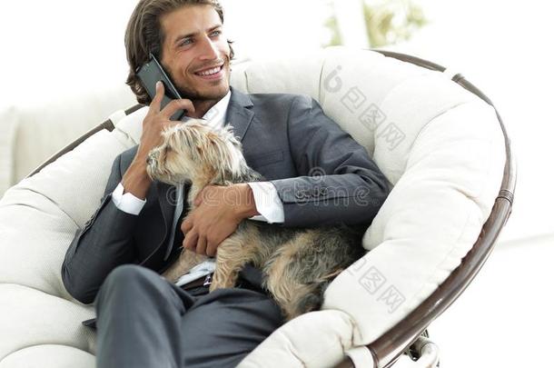 商人保存他的宠物和会谈向指已提到的人smartph向e在期间sitting-room起居室