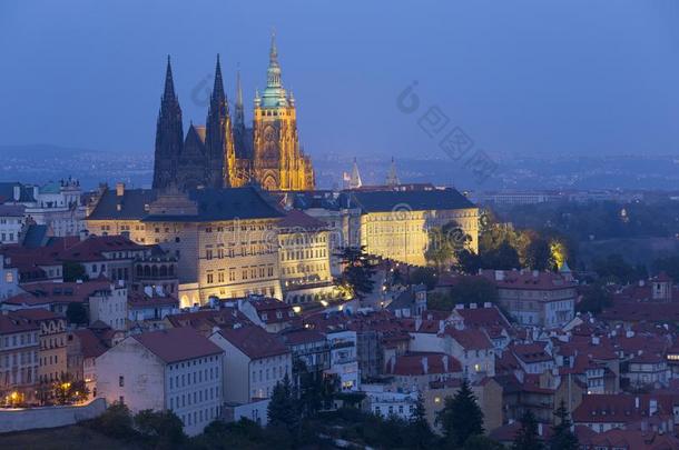 秋夜布拉格城市和gothicscriptorgothictype哥特式书写体城堡,捷克人共和国