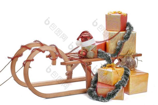 木制的雪橇和圣诞节礼物.
