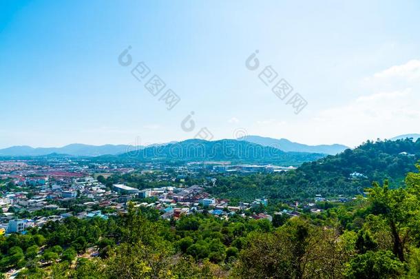 普吉岛城市地平线在把圈起来小山采用普吉岛