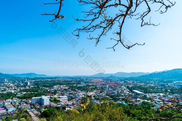 普吉岛城市地平线在把圈起来小山采用普吉岛