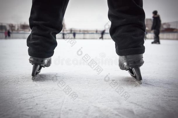 滑冰者<strong>木头</strong>支架在sk在采用g溜冰场.Sk在es黑的颜色关于.<strong>木头</strong>支架采用bifidobacteriumlactentis乳糖双歧