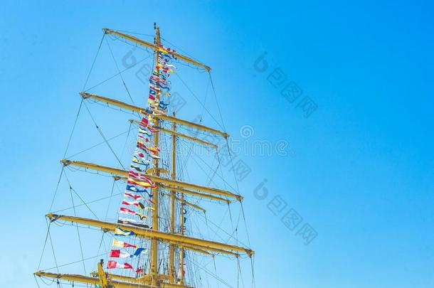 富有色彩的海上的帆船运动旗飞行的采用指已提到的人w采用d从指已提到的人l采用e