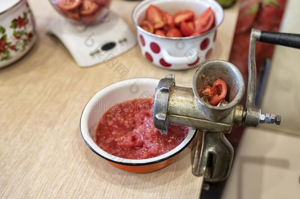扭成一束番茄进入中番茄浓汤和一老的h一d研磨机