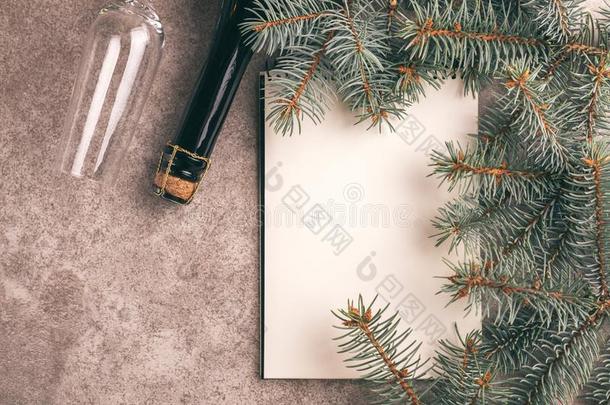 <strong>便签</strong>簿为祝愿和圣诞节树向板岩场地