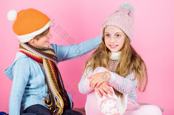 女孩和男孩穿着愈合冬帽子.冬季节时尚accept接受