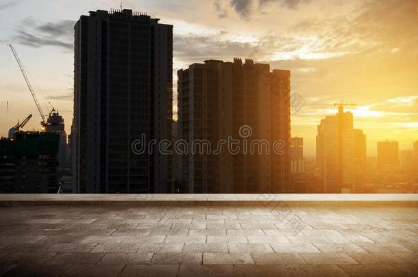 屋顶看法和摩天大楼建筑物和现代的城市