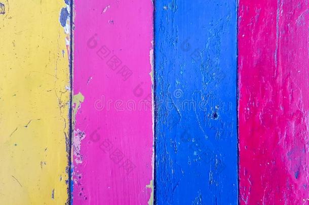 木制的木板描画的和富有色彩的黄色的,粉红色的,蓝色和红色的关口