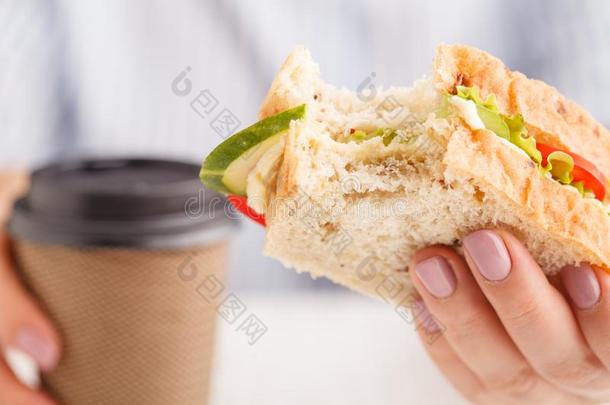 食物,正餐和人观念-女人吃鲑鱼<strong>意</strong>式热三明治sandwic三明治