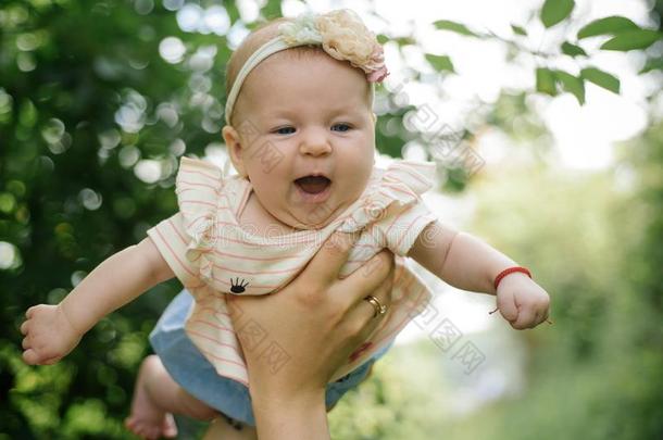 让飞向飞行章关于爱.幸福的新生的婴儿.新生的婴儿斯米尔