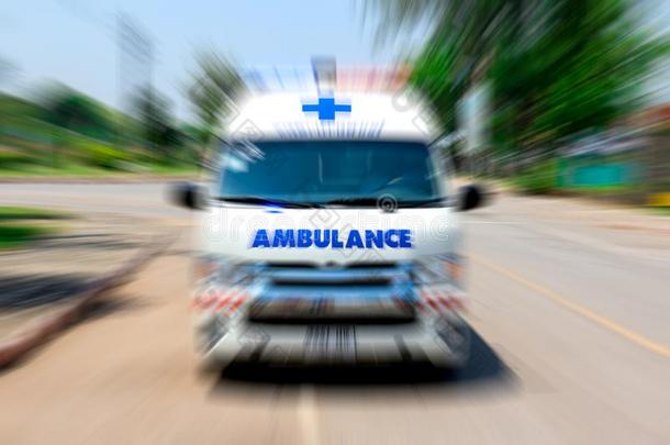 救护车超速行驶向意外事件,紧急情况救护车旅途穿过