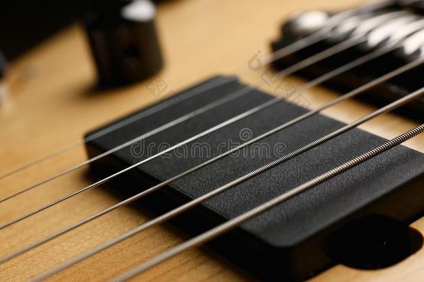 典型的形状<strong>木</strong>制的电的吉他和<strong>红木</strong>颈