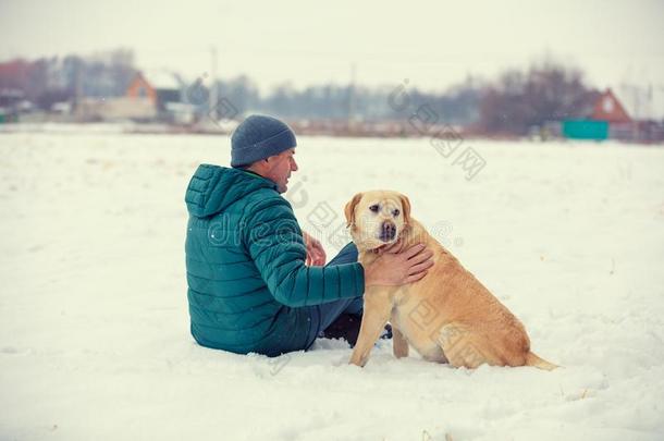 一男人和指已提到的人狗一次向一<strong>雪原</strong>ne一r指已提到的人vill一ge