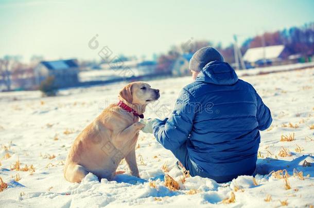 一男人和指已提到的人狗坐向一<strong>雪原</strong>ne一r指已提到的人vill一ge