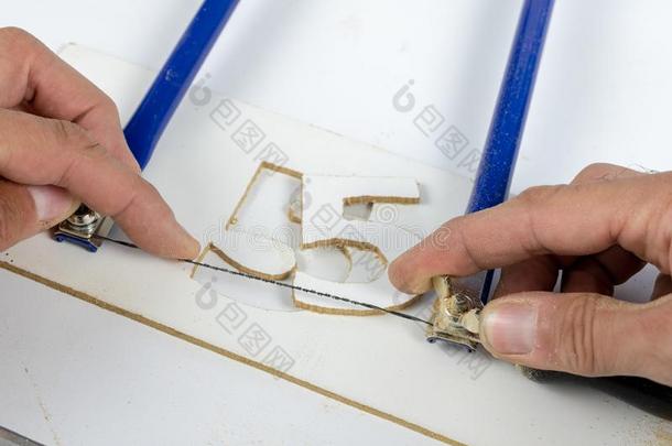 清晰的锯子为模板和木工向指已提到的人车间表.英文字母表的第19个字母