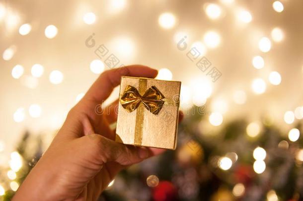 圣诞节<strong>赠品</strong>或幸福的新的年.一小的金色的<strong>赠品</strong>盒.一<strong>赠品</strong>