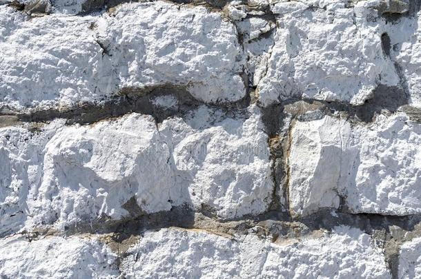墙关于白色的石灰岩圆石.自然的材料采用常数