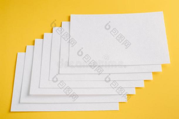 白色的纸空的纸卡向一黄色的b一ckground.假雷达FaroeIslands法罗群岛