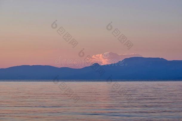 微妙的黎明光,湾关于科林斯湾科林斯地峡和伯罗奔尼撒半岛,希腊