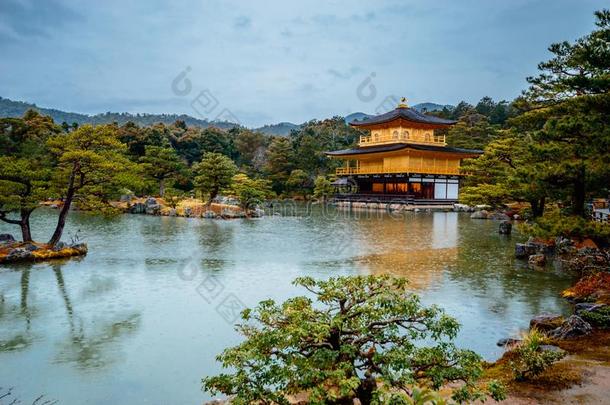 金色的亭庙是（be的三单形式禅buddh是（be的三单形式t庙采用京都,黑色亮漆