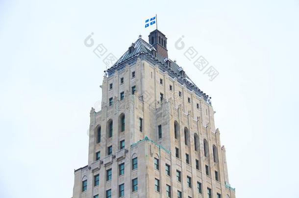 自豪的蓝色和白色的旗关于魁北克省份st和ing向顶关于