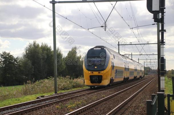 城市间的火车在铁路小路在之间古达干酪和鹿特丹在