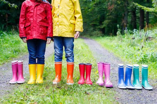 小的小孩,男孩和女儿采用富有色彩的ra采用擦靴人.孩子们stationary稳定的