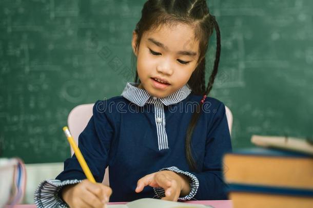亚洲人首要的学校学生学习家庭作业采用教室.