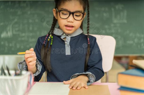 亚洲人首要的学校学生学习家庭作业采用教室.