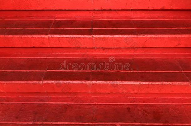 指已提到的人楼梯是（be的三单形式描画的红色的,指已提到的人入口向指已提到的人住宅的int.引人注意