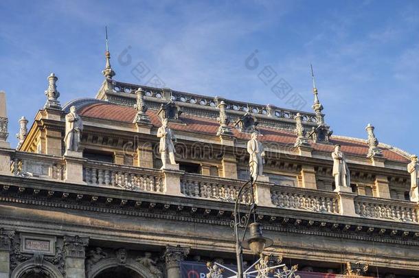 雕像向布达佩斯歌剧房屋屋顶