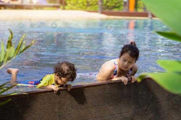 亚洲人小孩男孩学习游泳采用一游泳水池和妈妈.-USSR苏联