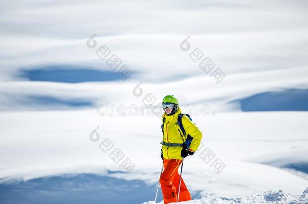 照片关于嬉戏着的男人滑雪反对背景关于下雪的莫泰