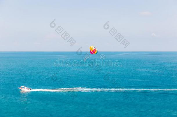 帆<strong>伞</strong>运动在查翁海滩采用萨梅-泰国极端的运动.