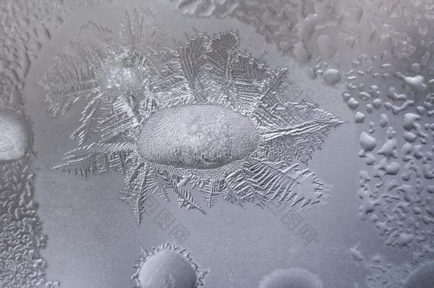 关-在上面轻微地融化大大地冷冻的水落下和寒冷的结晶