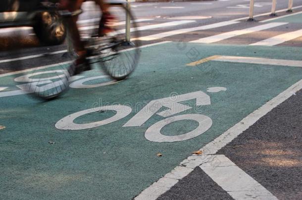 骑自行车的人向自行车路采用新的使击球员出局